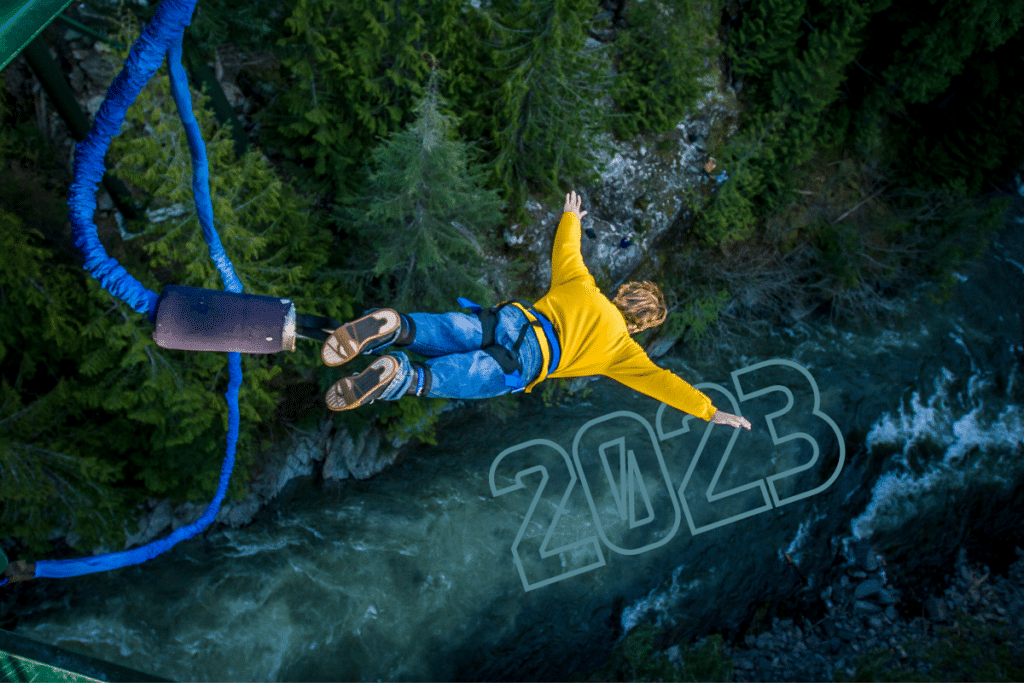 En 2023 osez. Entrepreneur qui saute dans le vide vers la nouvelle année.