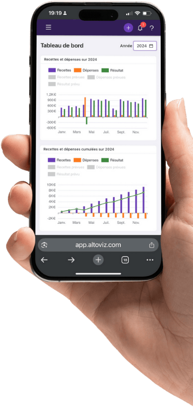 Application Altoviz sur un smartphone tenu en main
